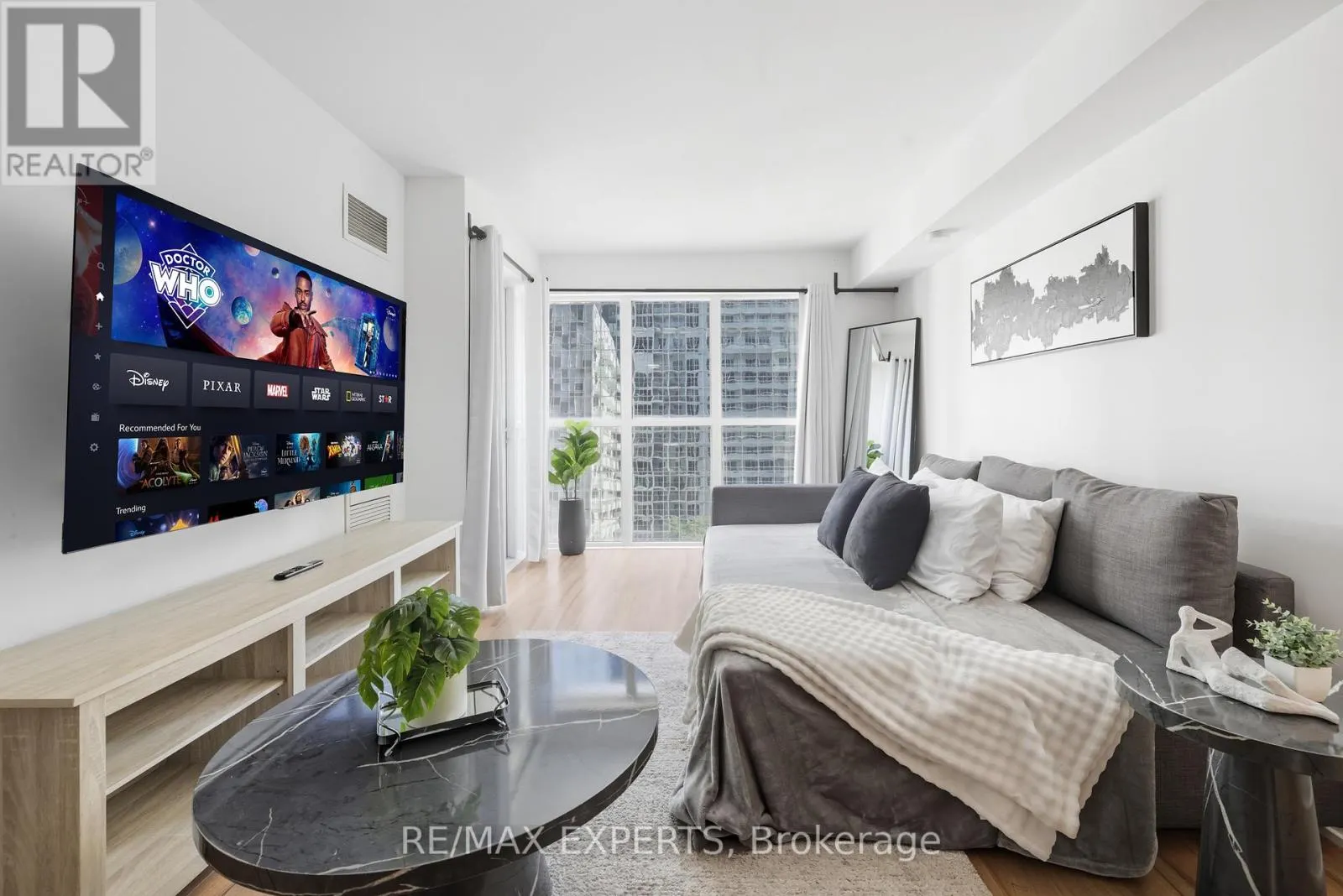 807 - 300 FRONT STREET W