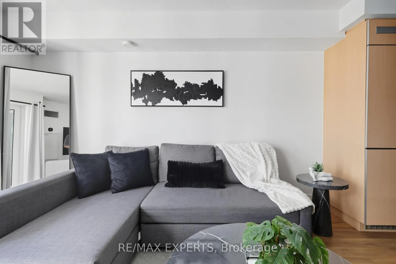 807 - 300 FRONT STREET W