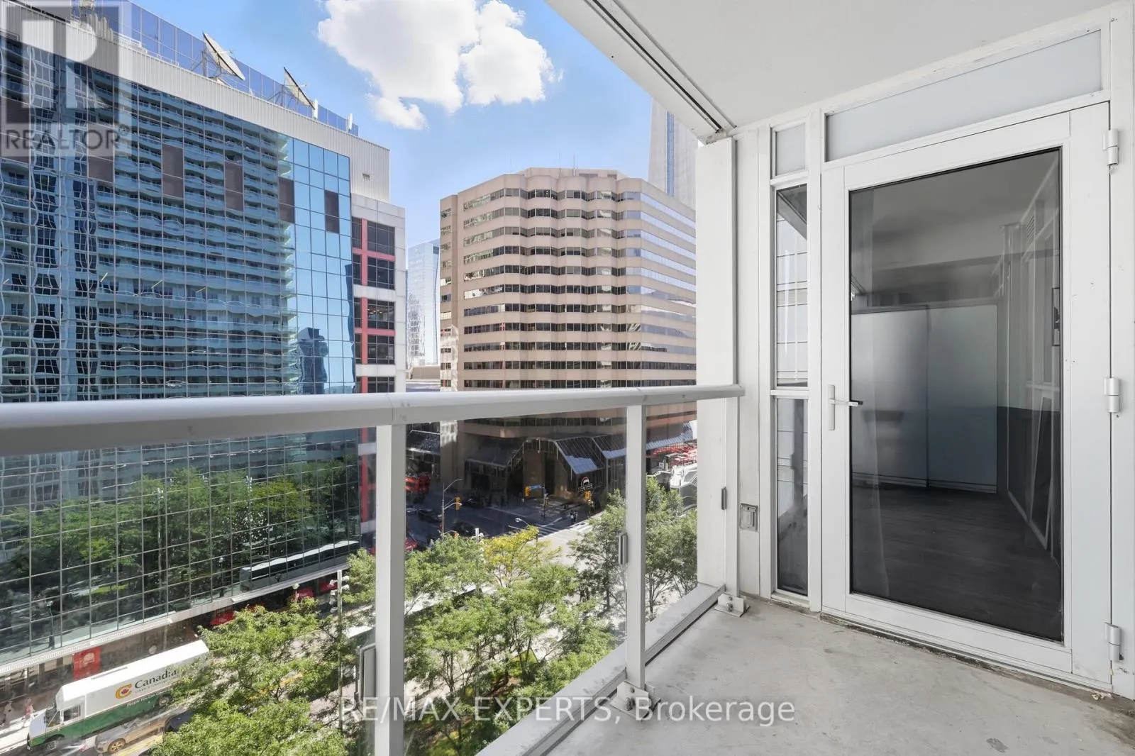 807 - 300 FRONT STREET W