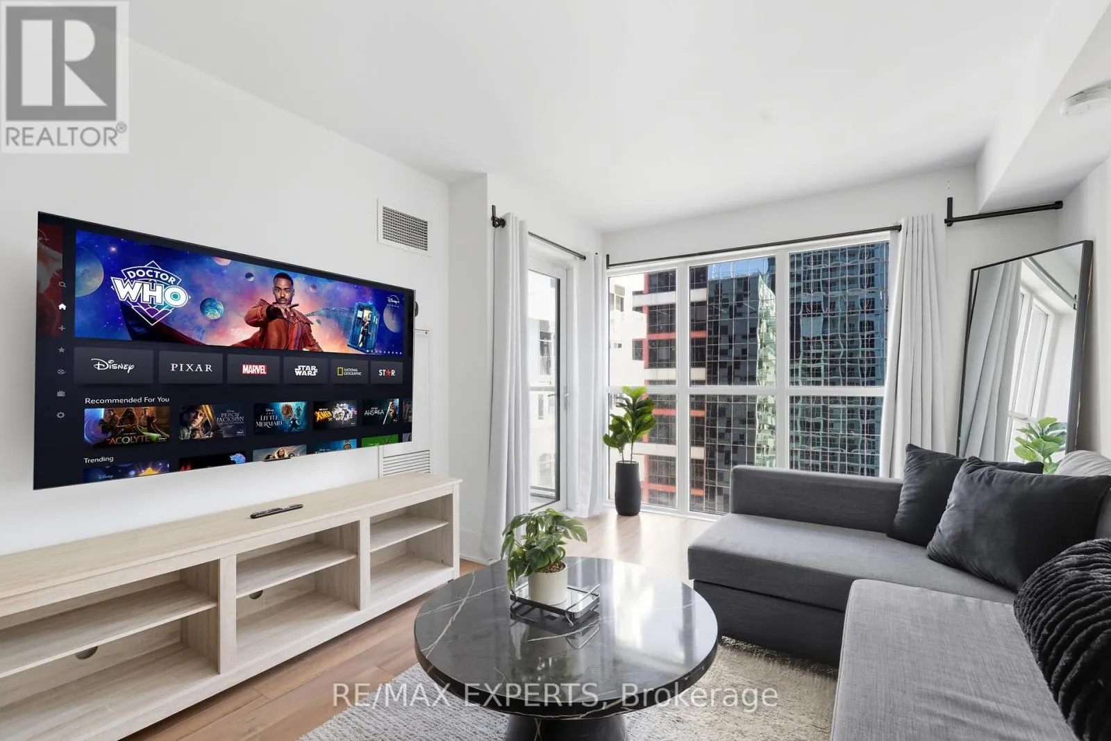 807 - 300 FRONT STREET W