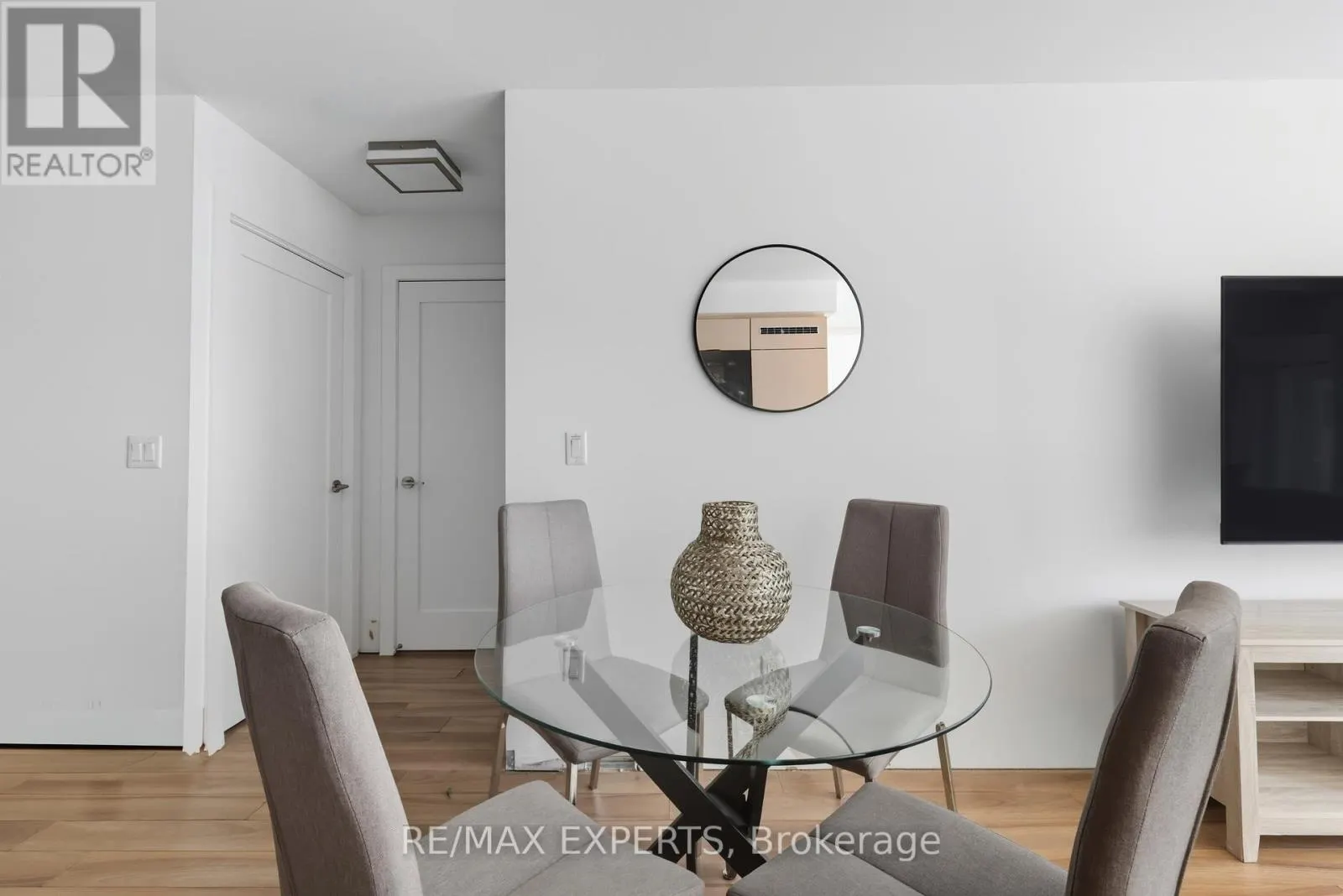 807 - 300 FRONT STREET W