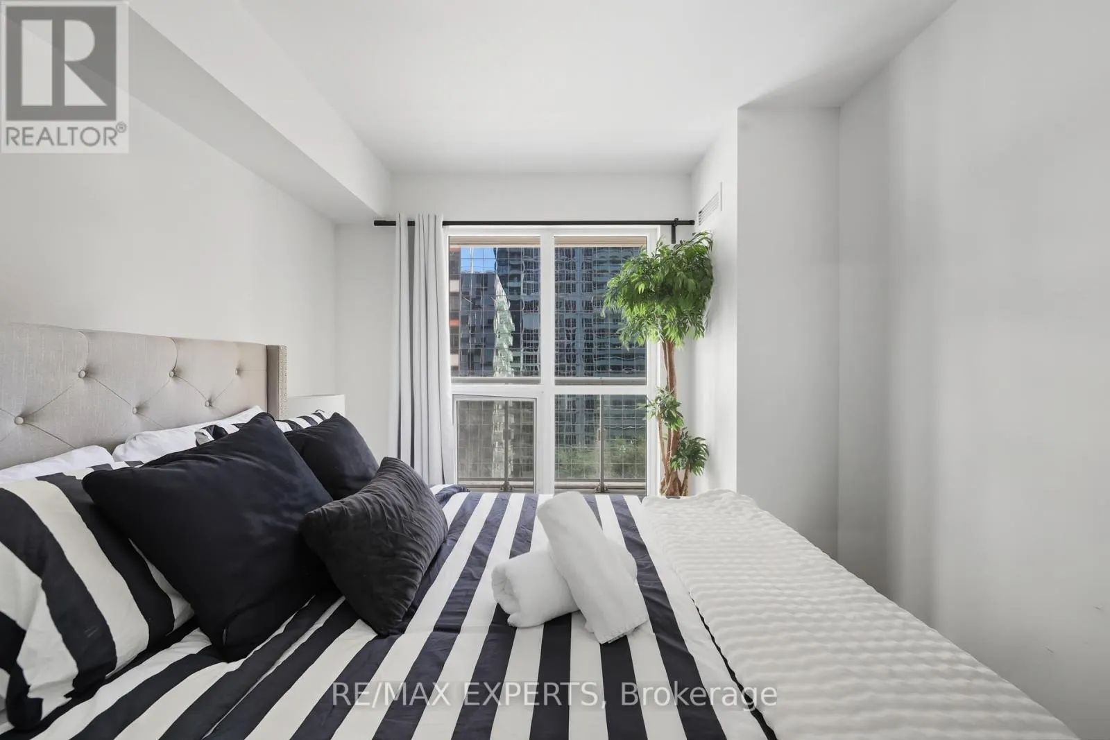 807 - 300 FRONT STREET W