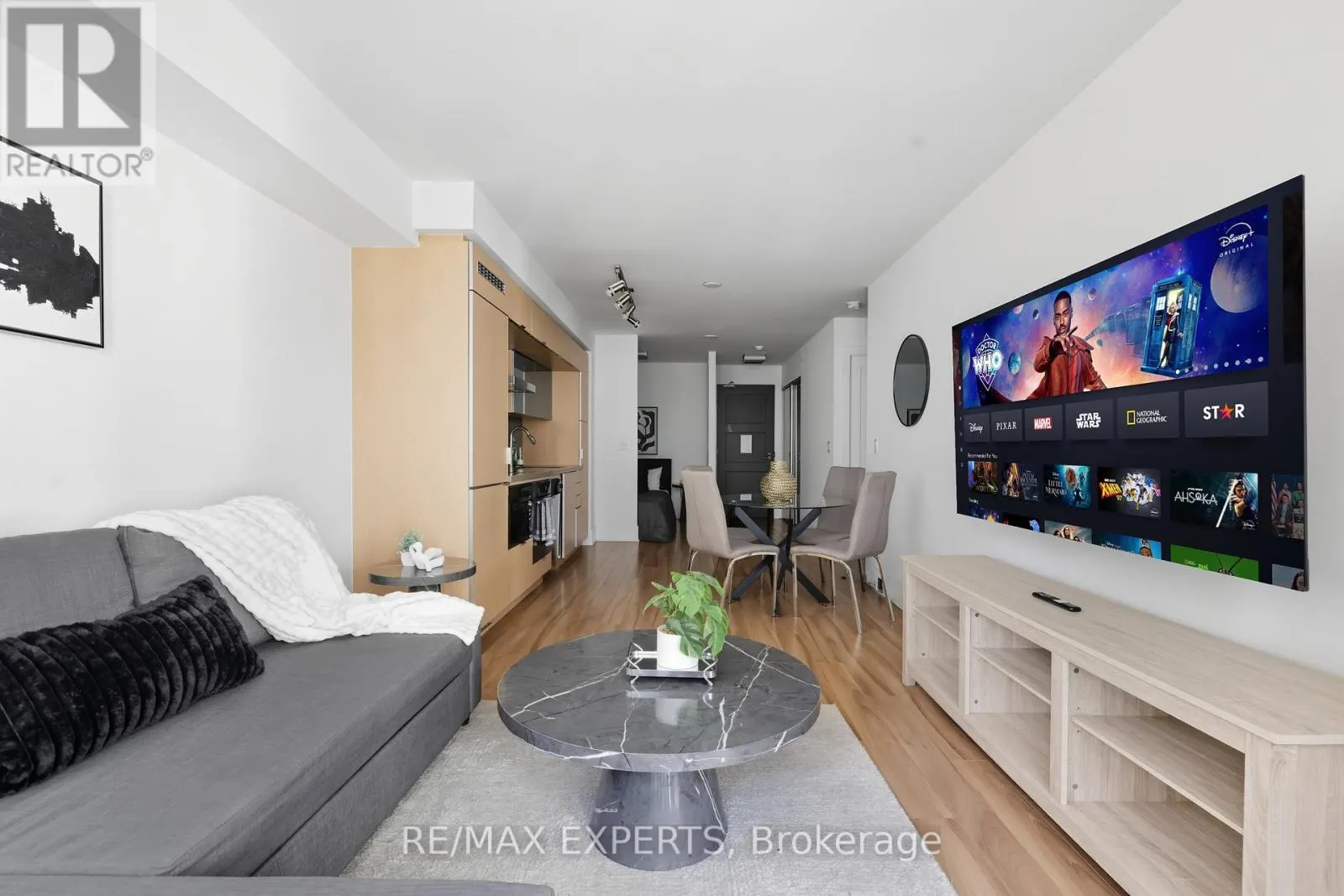 807 - 300 FRONT STREET W