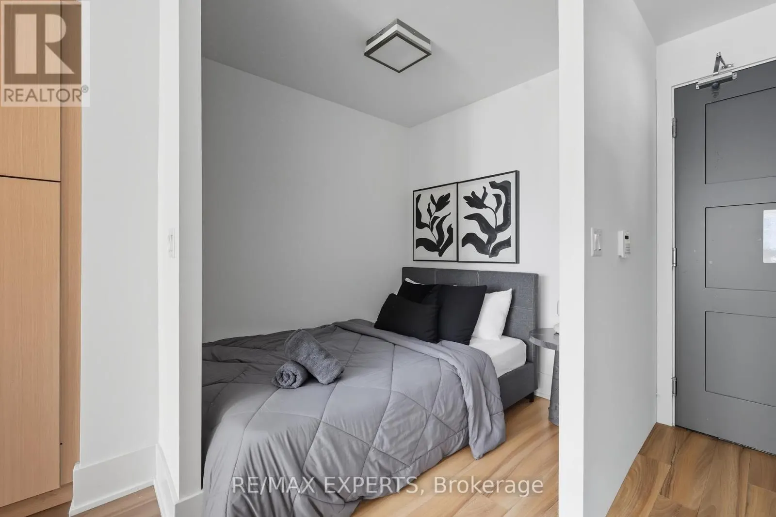 807 - 300 FRONT STREET W