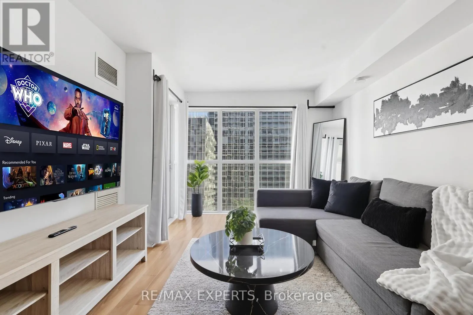 807 - 300 FRONT STREET W