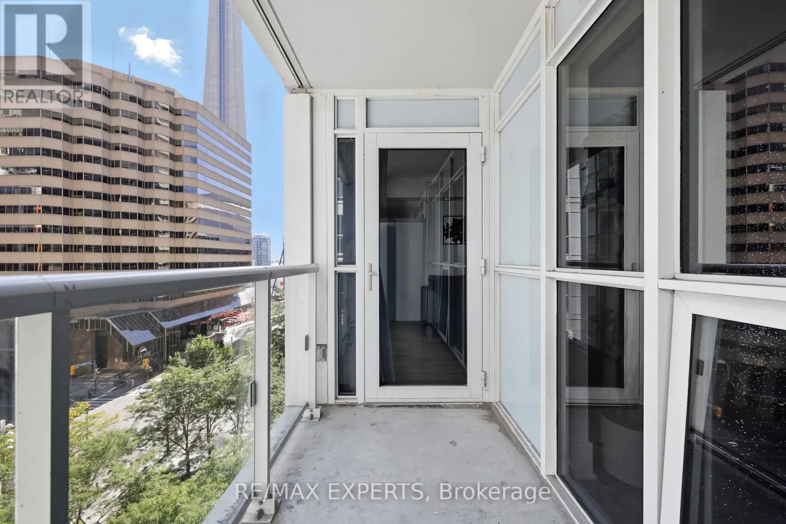 807 - 300 FRONT STREET W