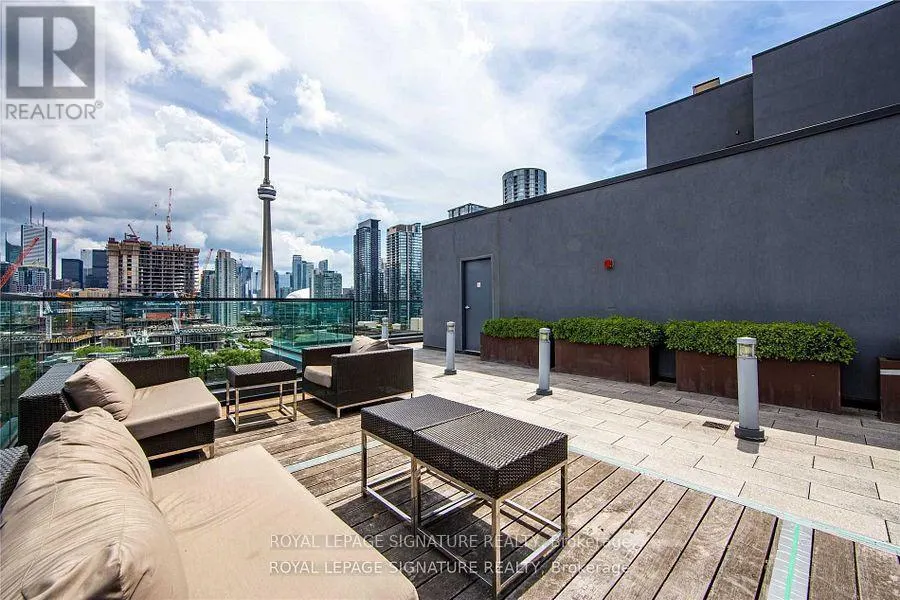 826 - 560 FRONT STREET W
