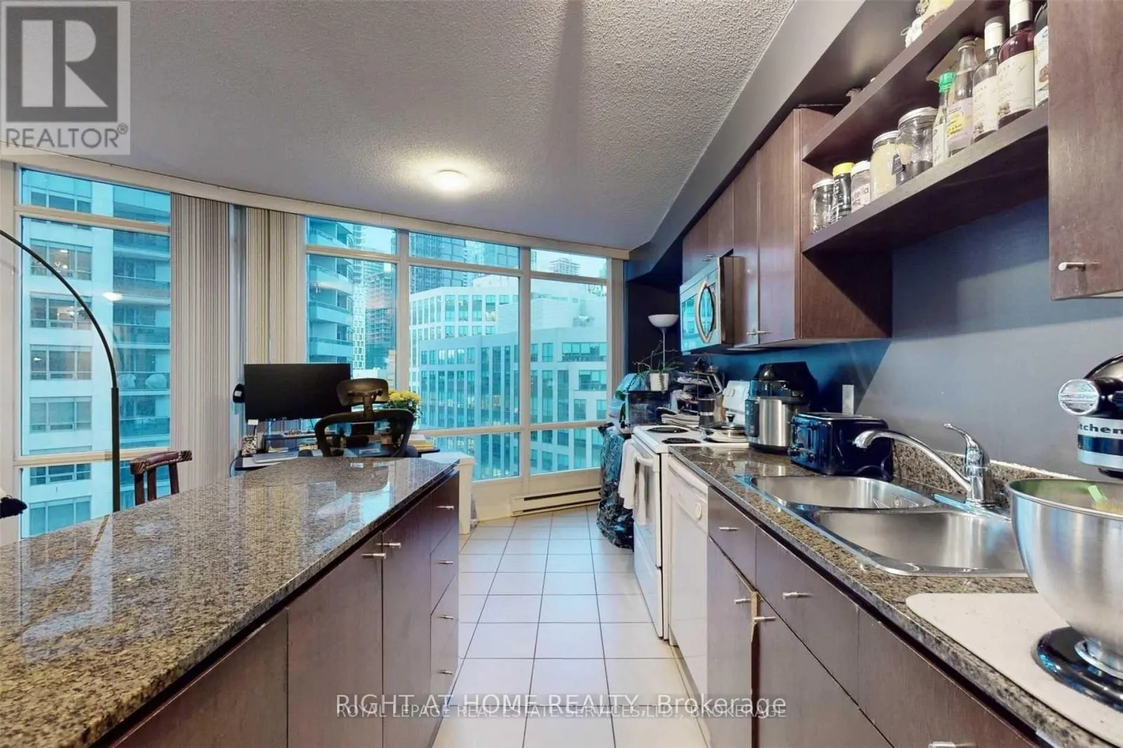 1810 - 361 FRONT STREET W