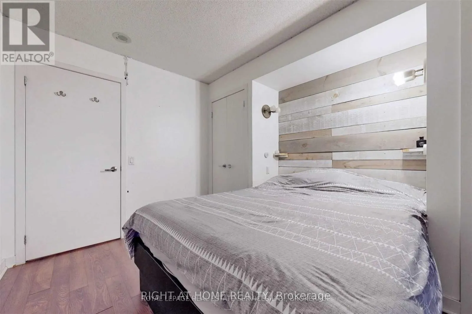 1810 - 361 FRONT STREET W