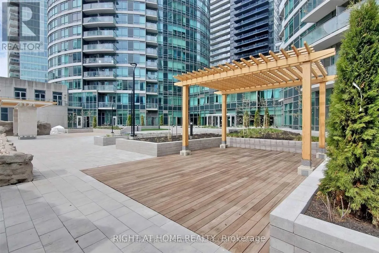 1810 - 361 FRONT STREET W