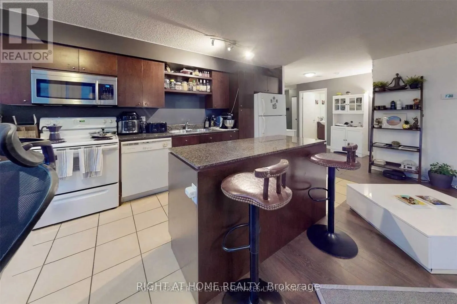 1810 - 361 FRONT STREET W
