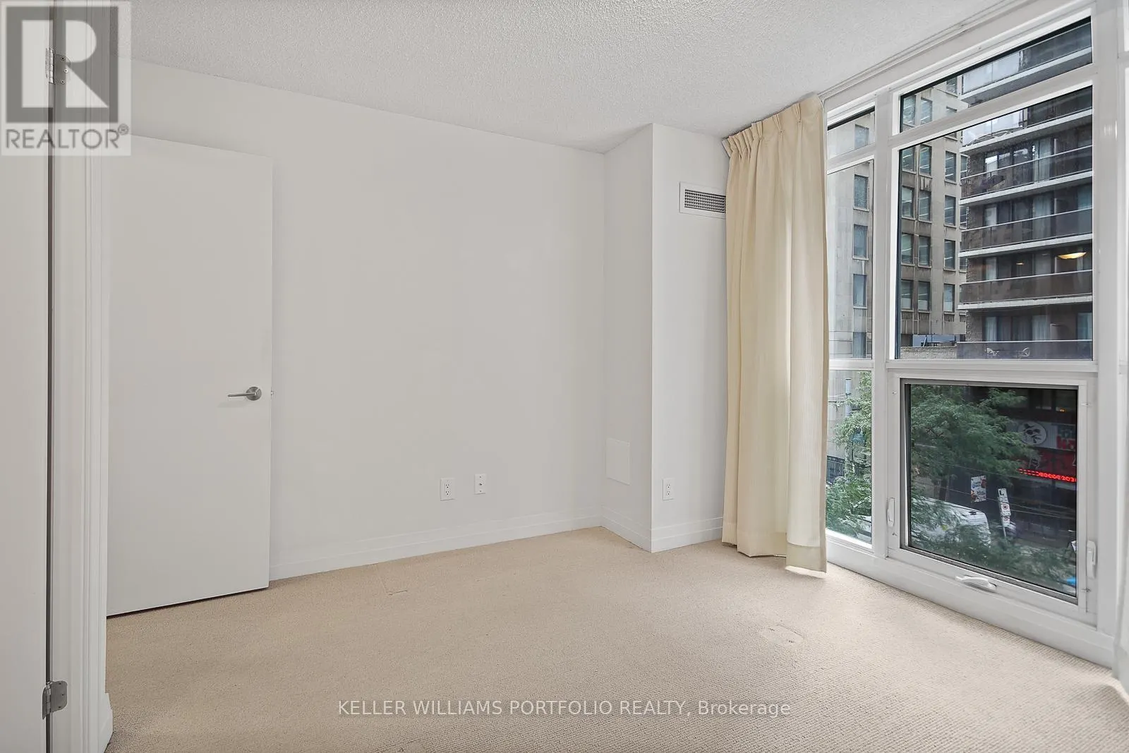 327 - 25 CARLTON STREET