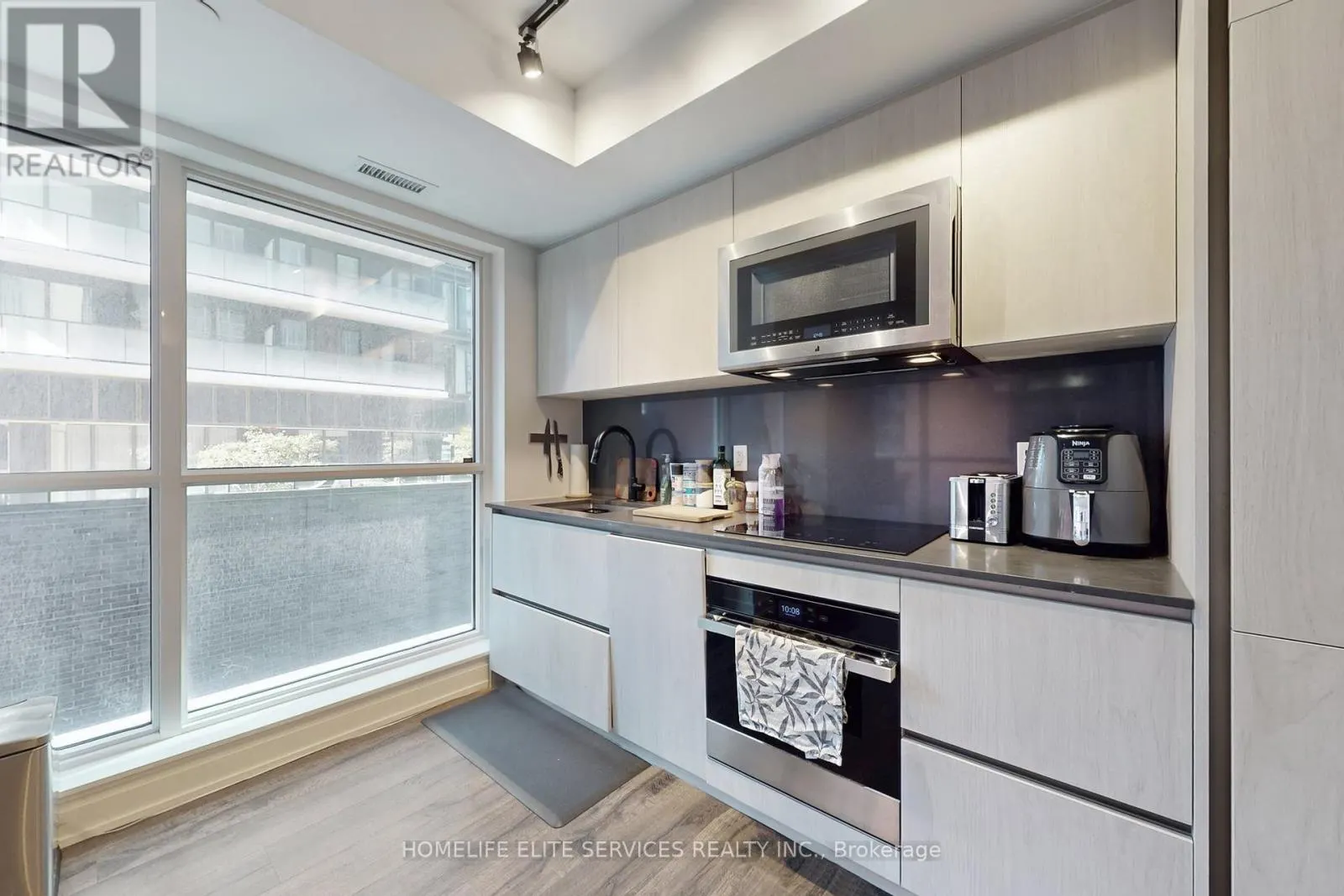 703 - 327 KING STREET W