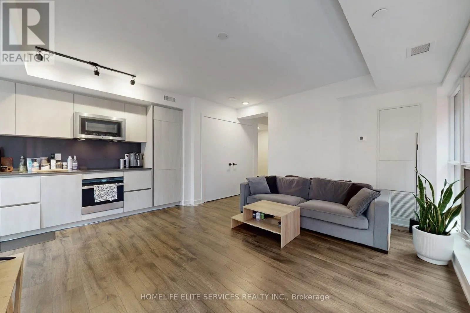 703 - 327 KING STREET W