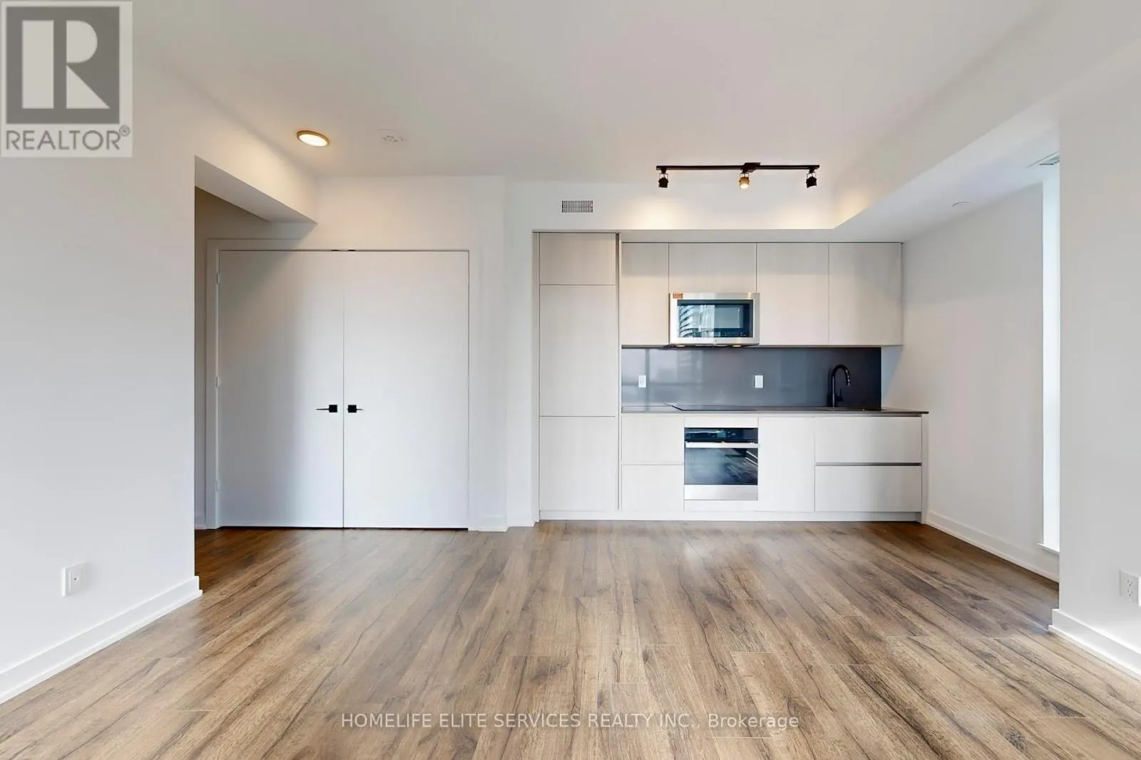 2302 - 327 KING STREET W