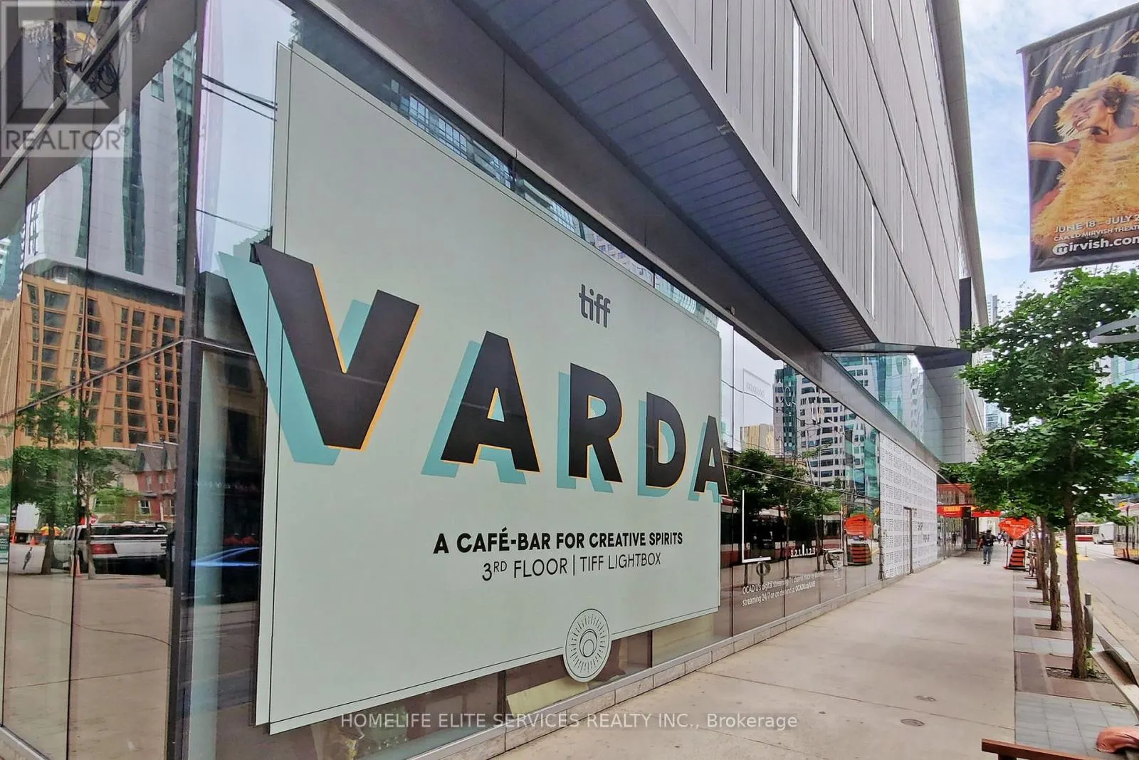 2302 - 327 KING STREET W