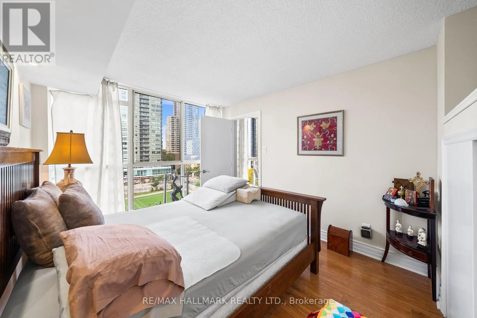 906 - 15 MAITLAND PLACE