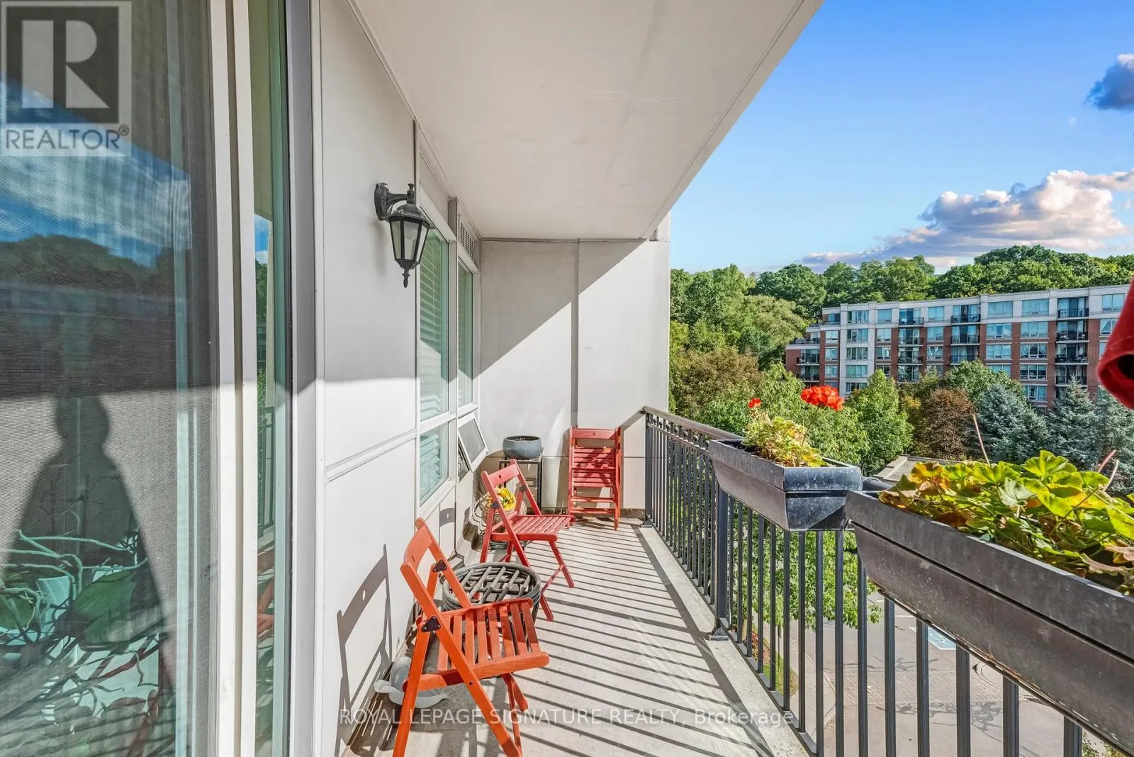 601 - 28 WILLIAM CARSON CRESCENT