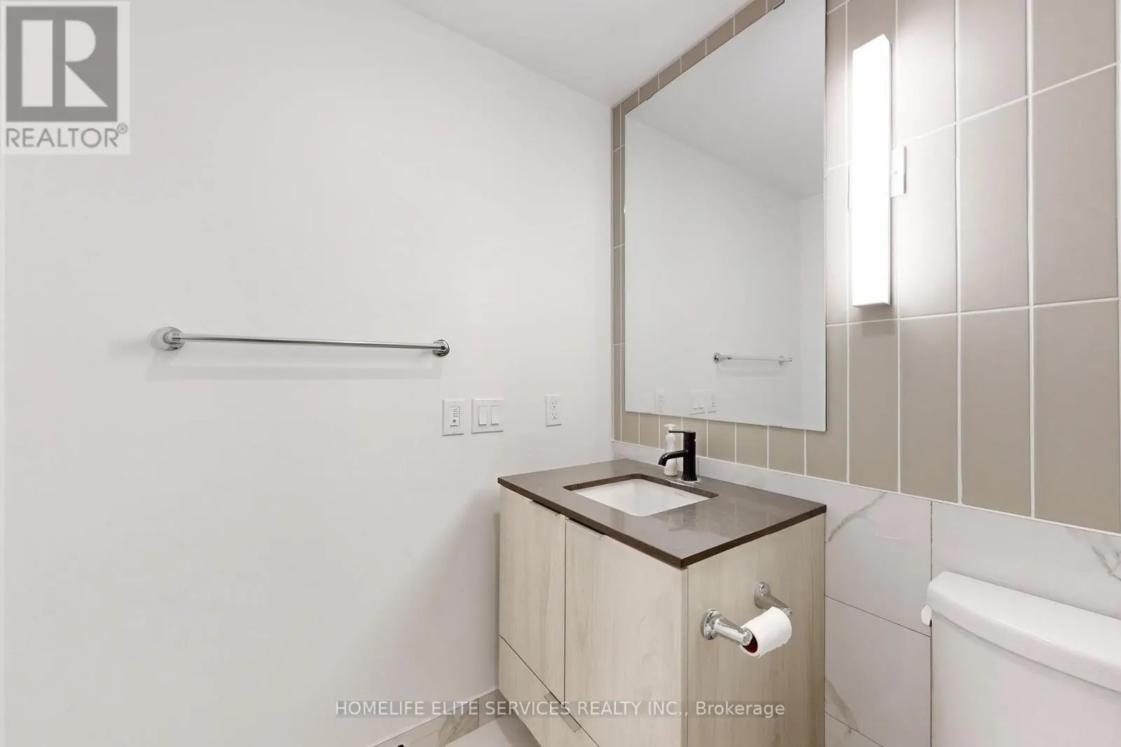 702 - 327 KING STREET W