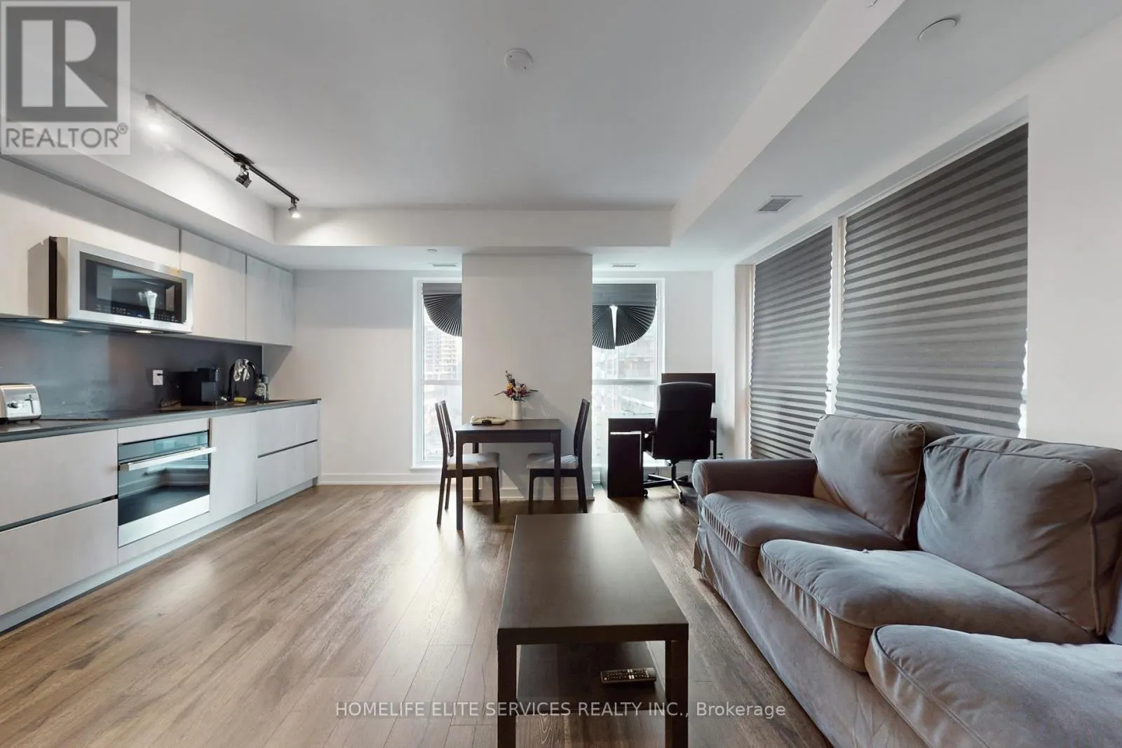 702 - 327 KING STREET W