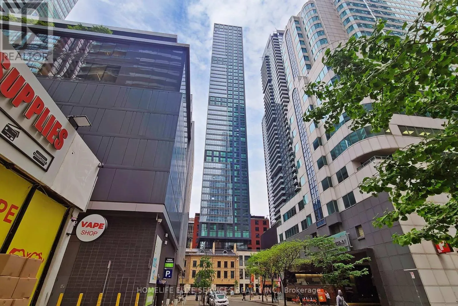 702 - 327 KING STREET W