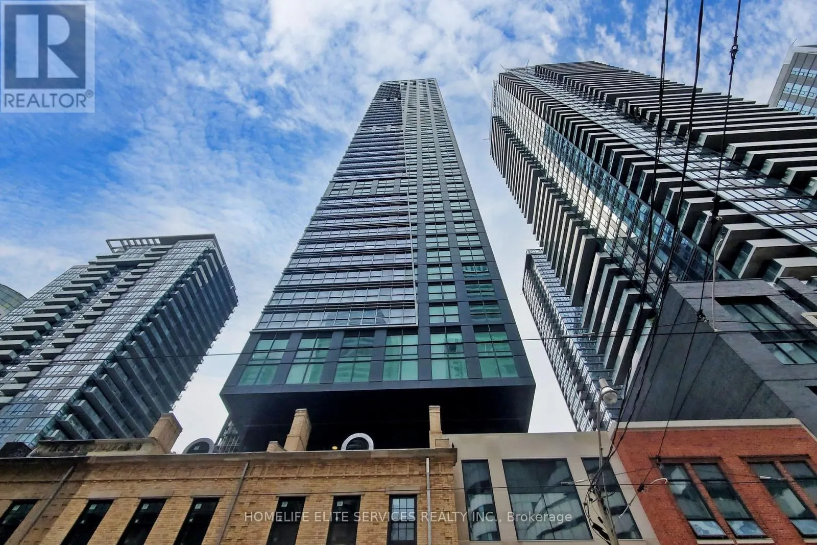 702 - 327 KING STREET W