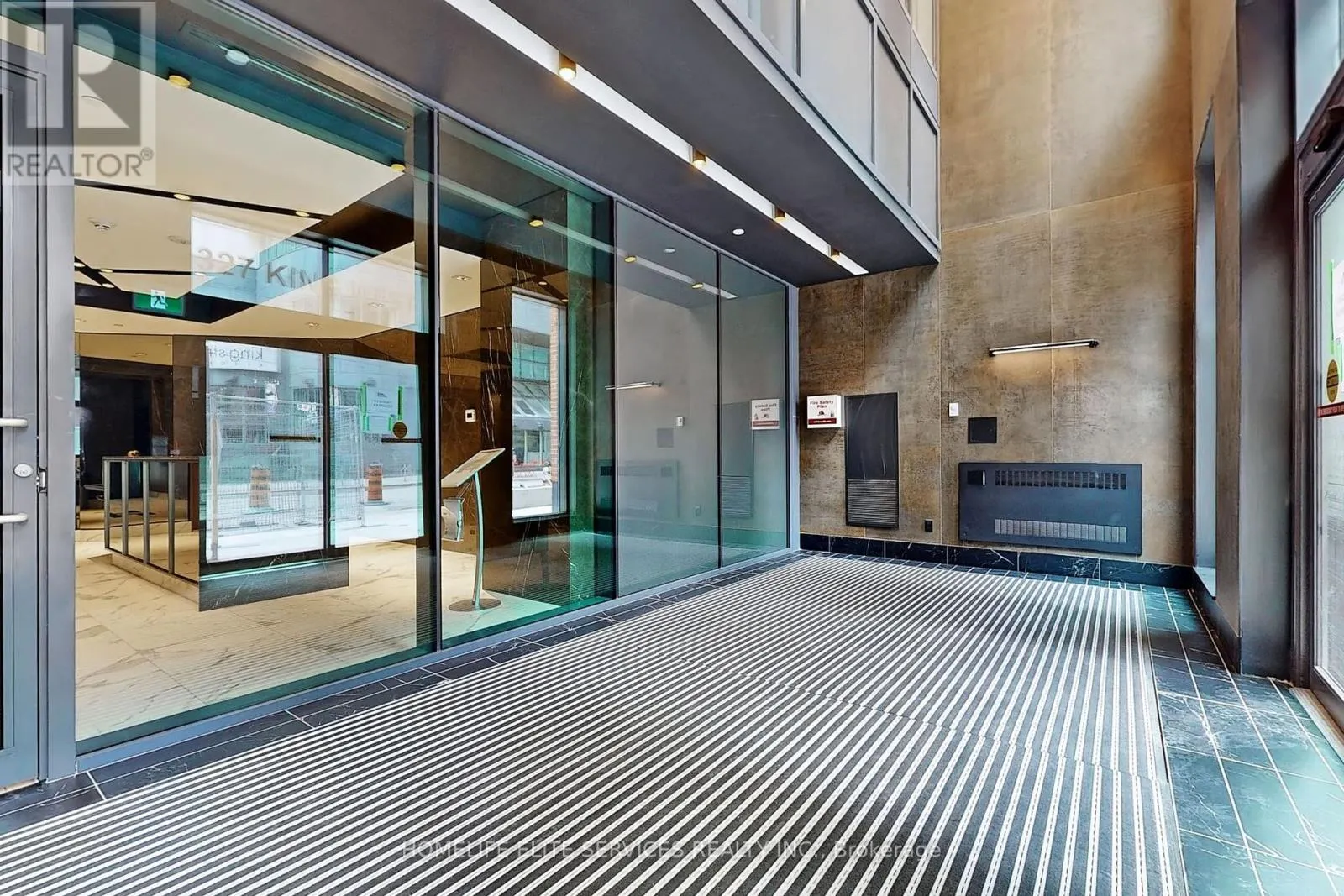 702 - 327 KING STREET W
