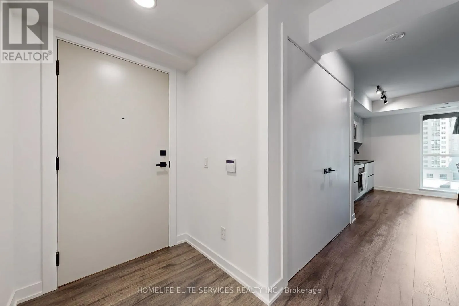 702 - 327 KING STREET W