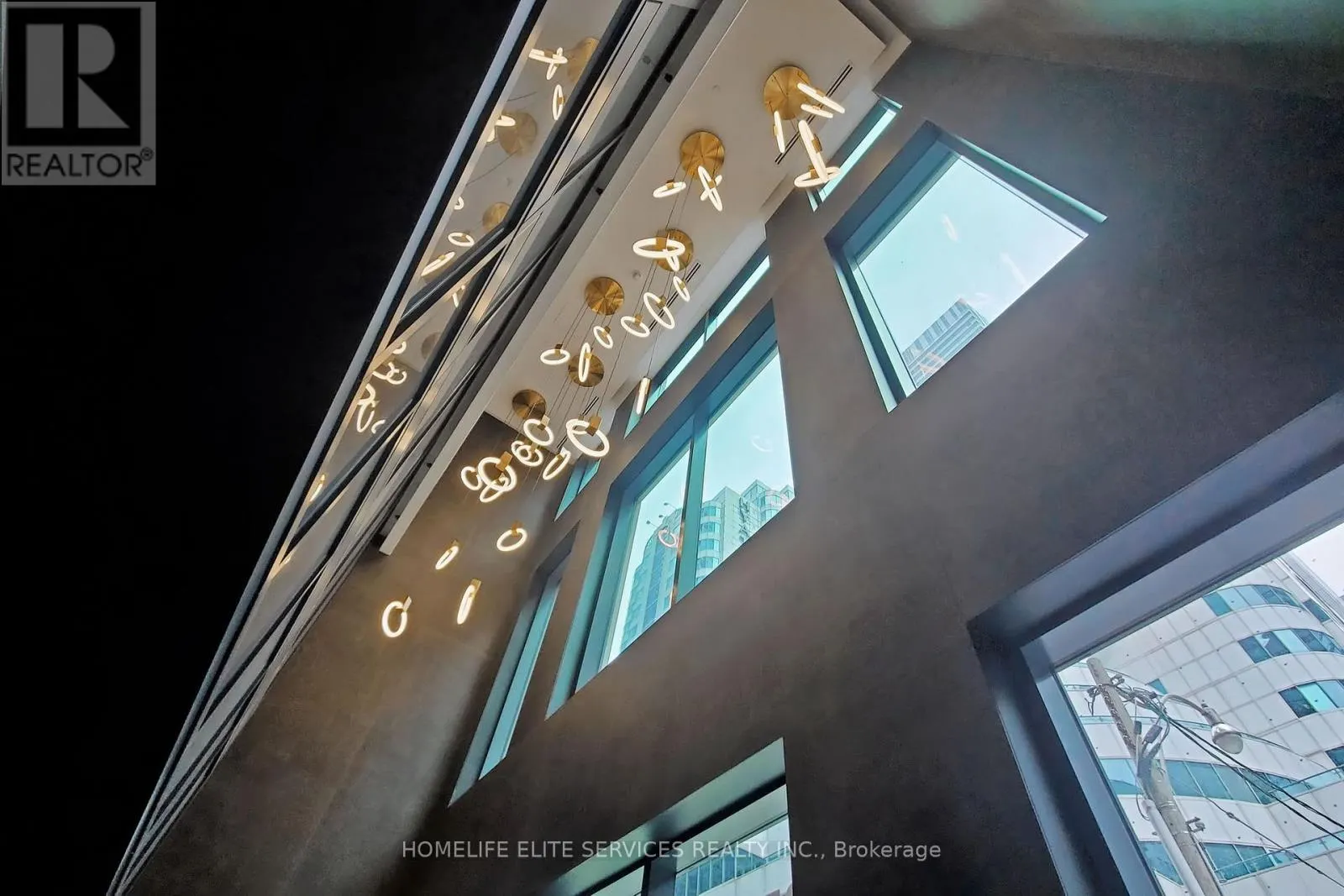702 - 327 KING STREET W