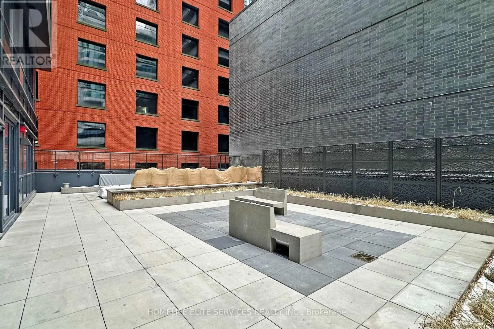 702 - 327 KING STREET W