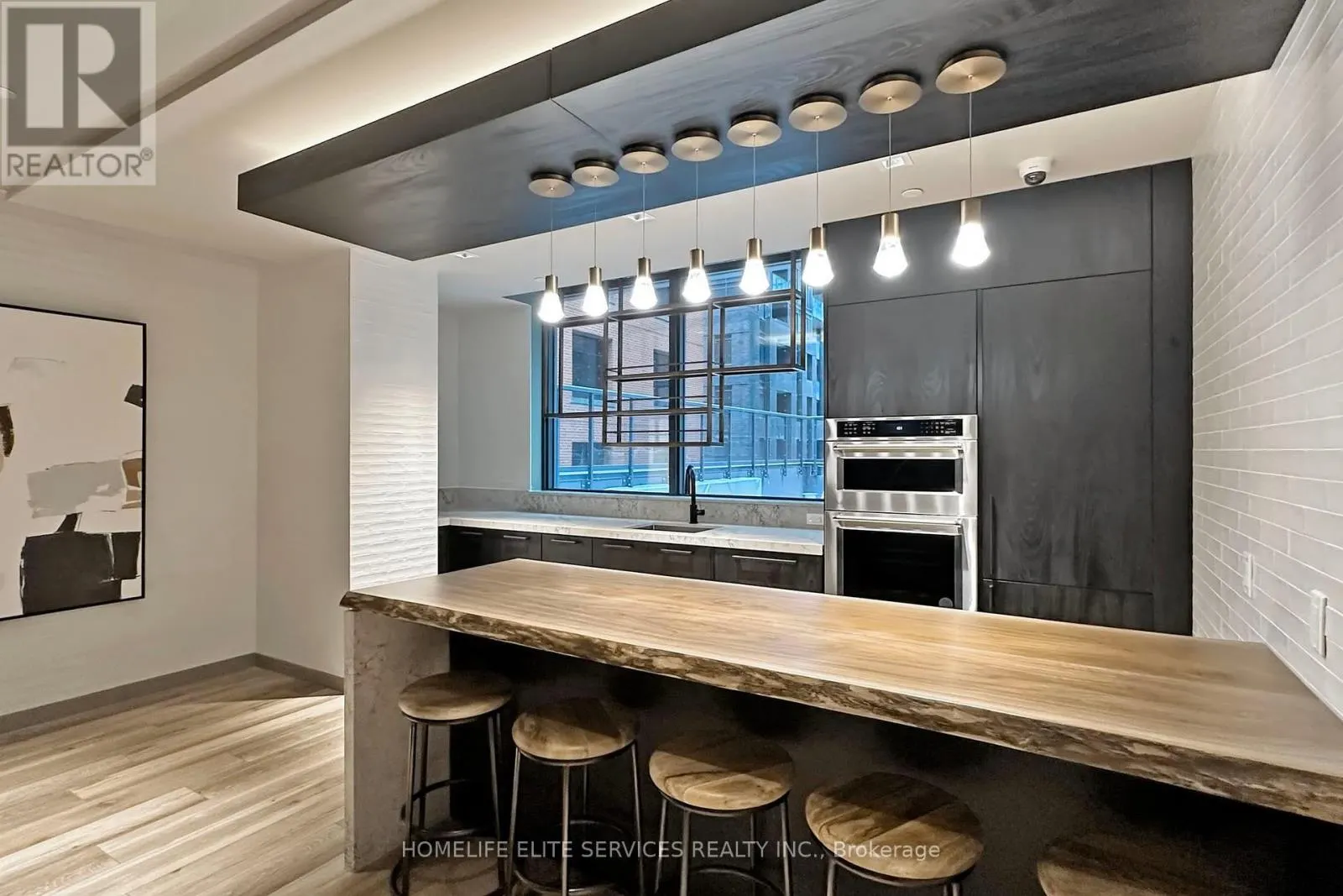702 - 327 KING STREET W