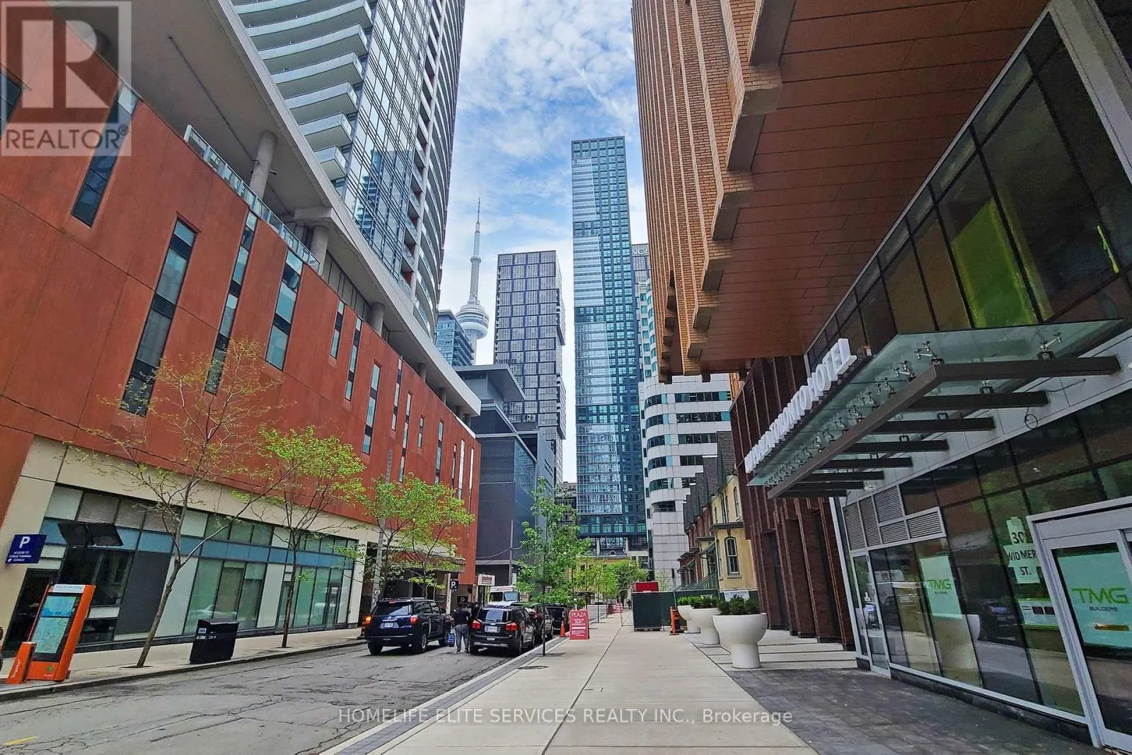 702 - 327 KING STREET W