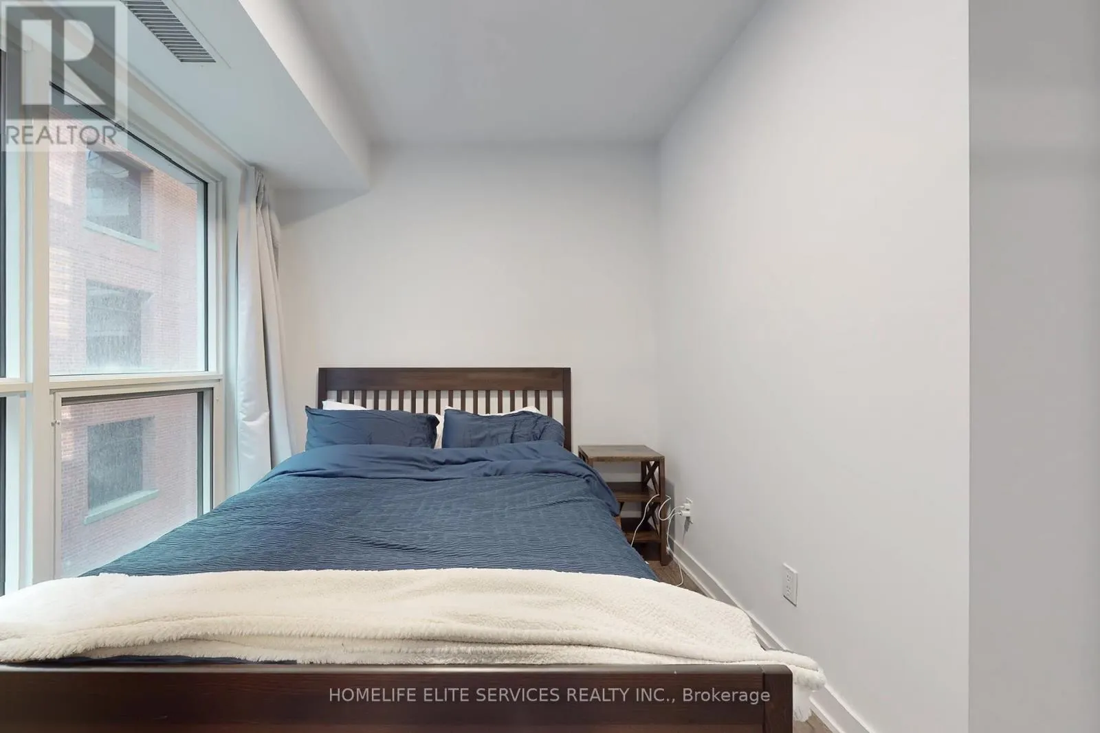 702 - 327 KING STREET W