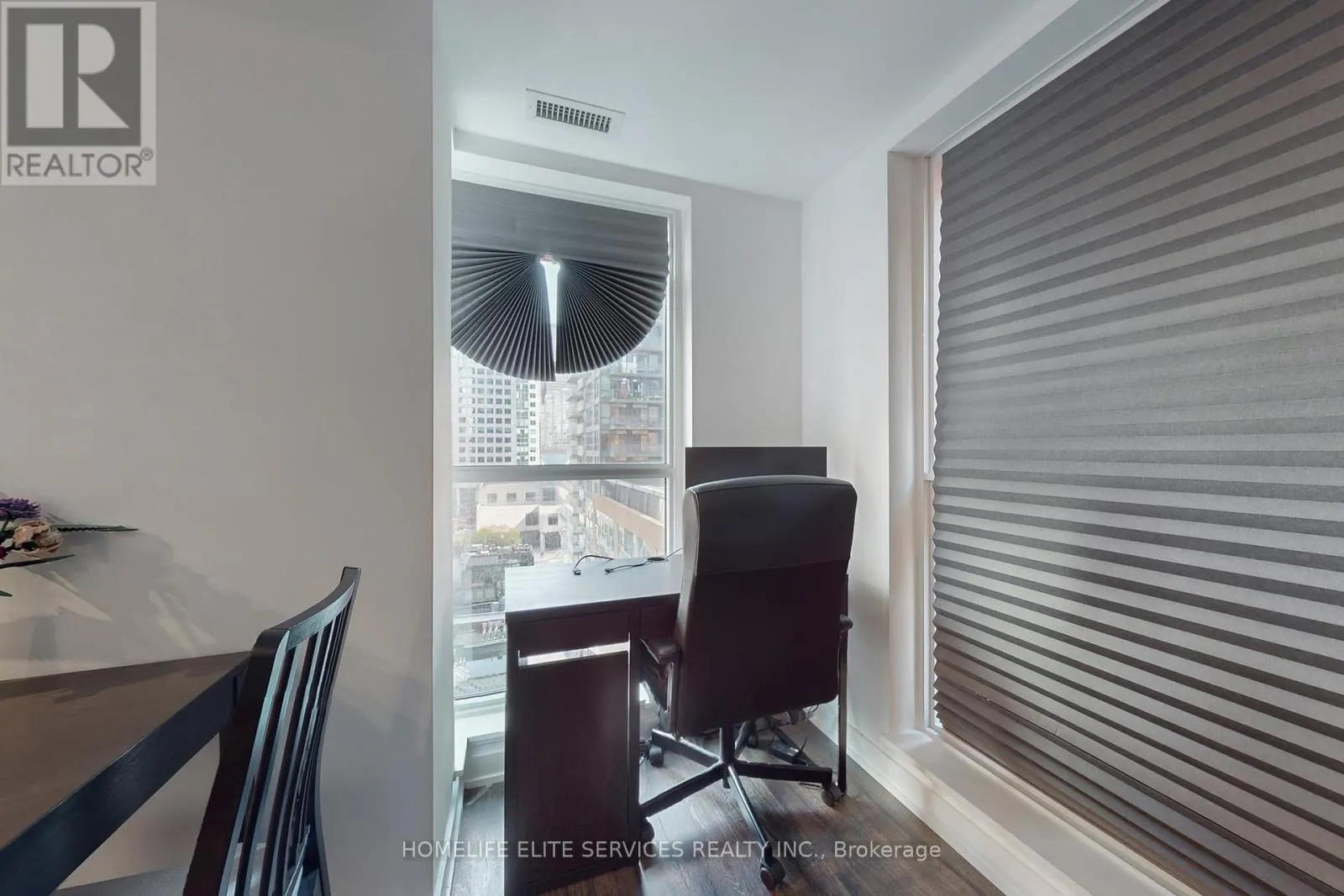 702 - 327 KING STREET W