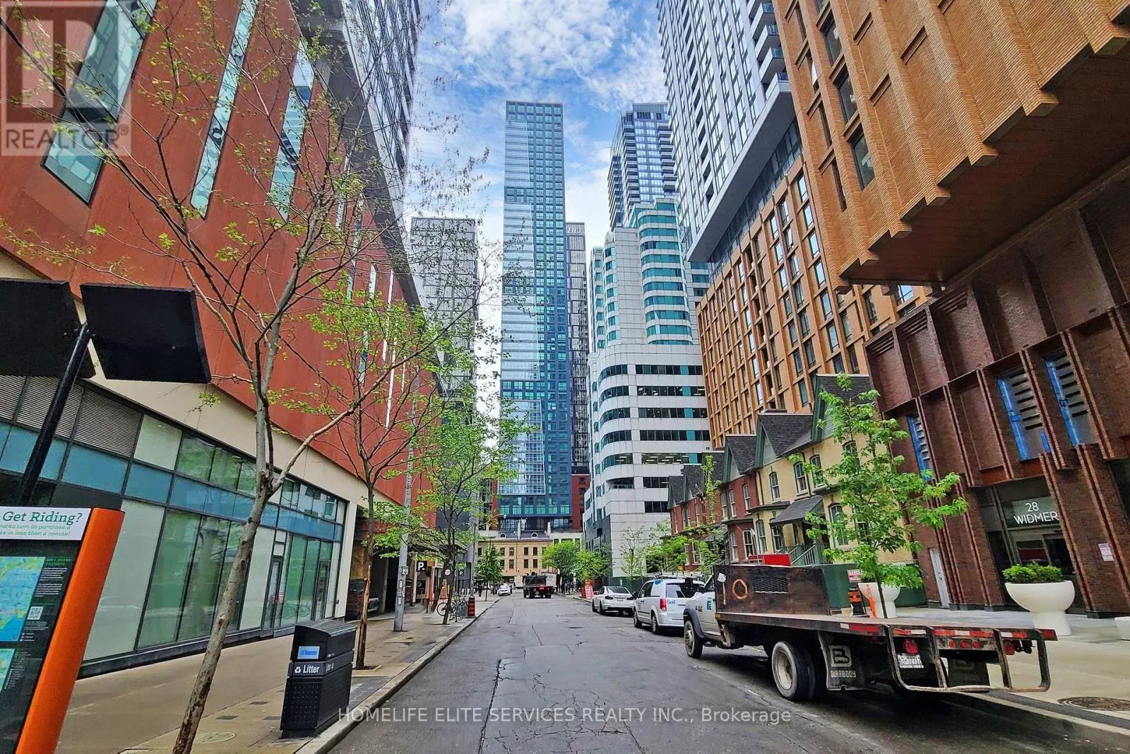702 - 327 KING STREET W