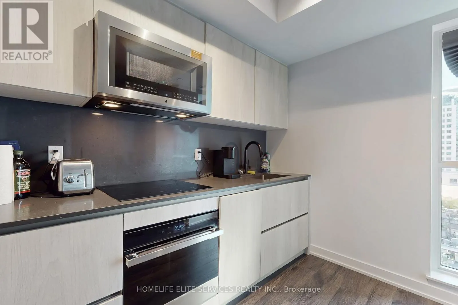 702 - 327 KING STREET W