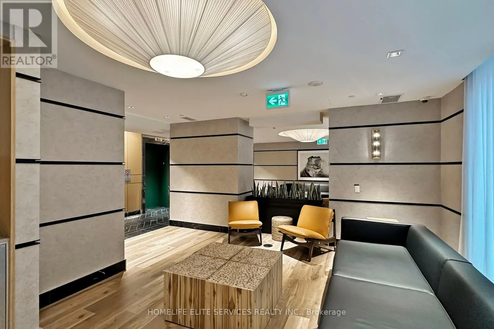 702 - 327 KING STREET W