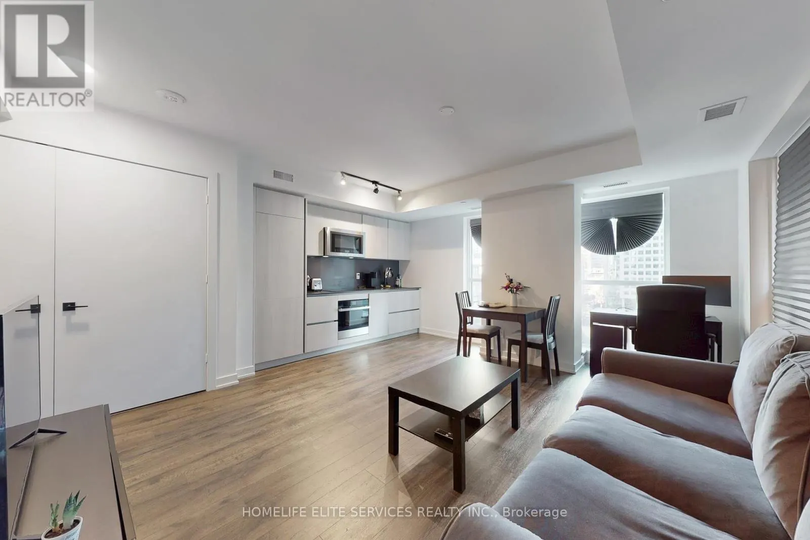 702 - 327 KING STREET W