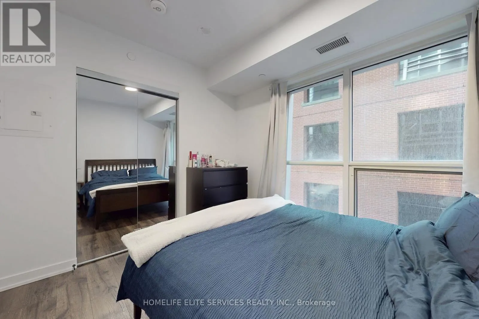 702 - 327 KING STREET W