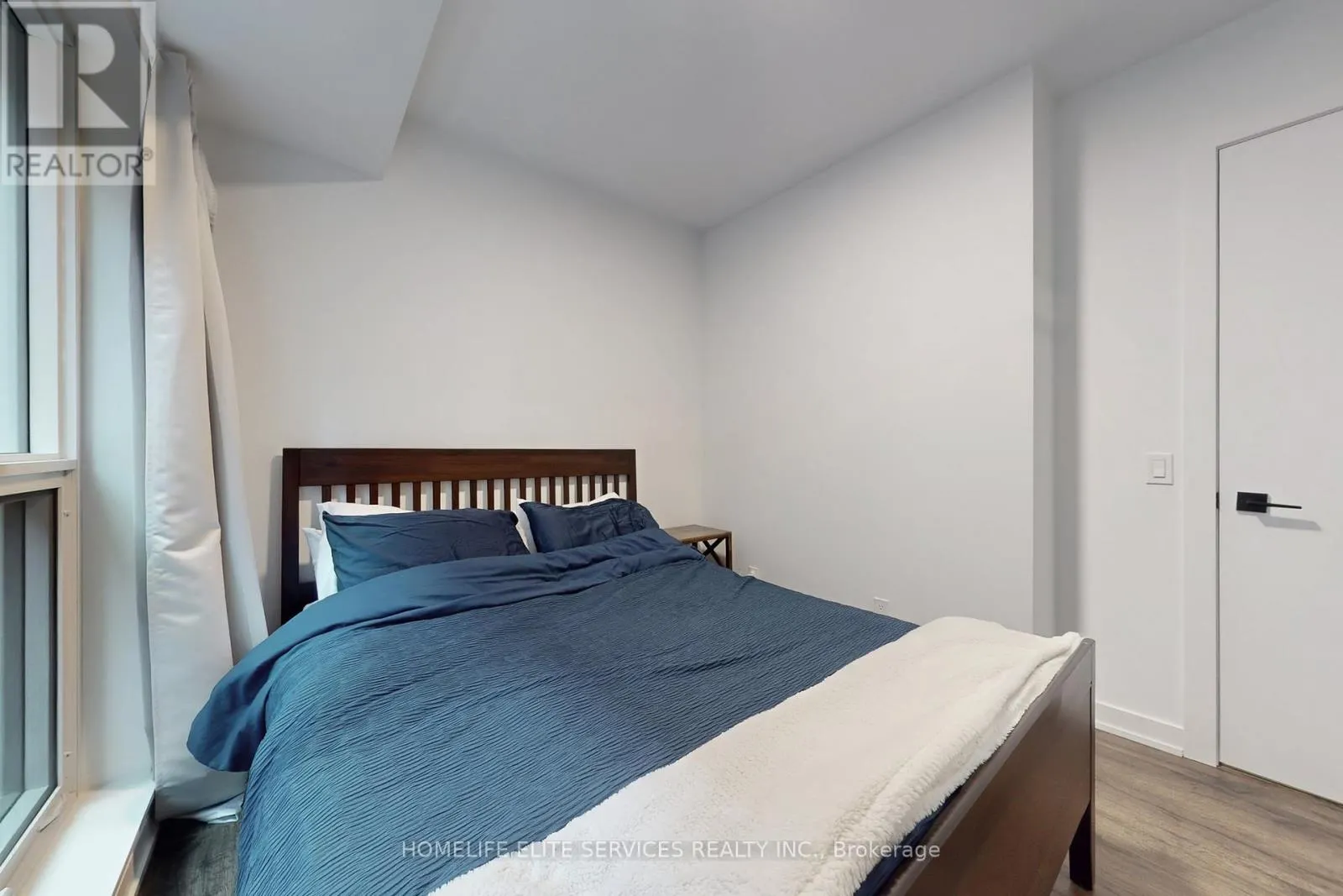 702 - 327 KING STREET W