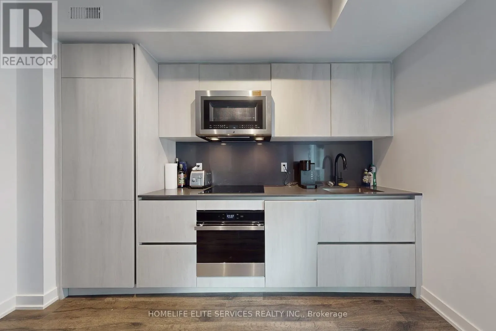 702 - 327 KING STREET W