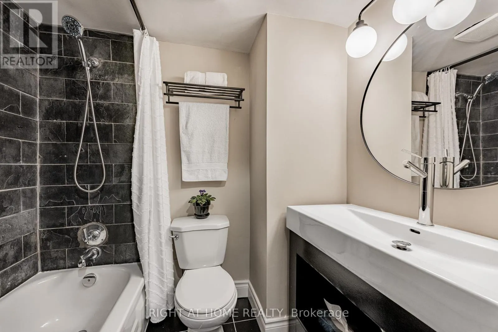 2109 - 30 GLOUCESTER STREET