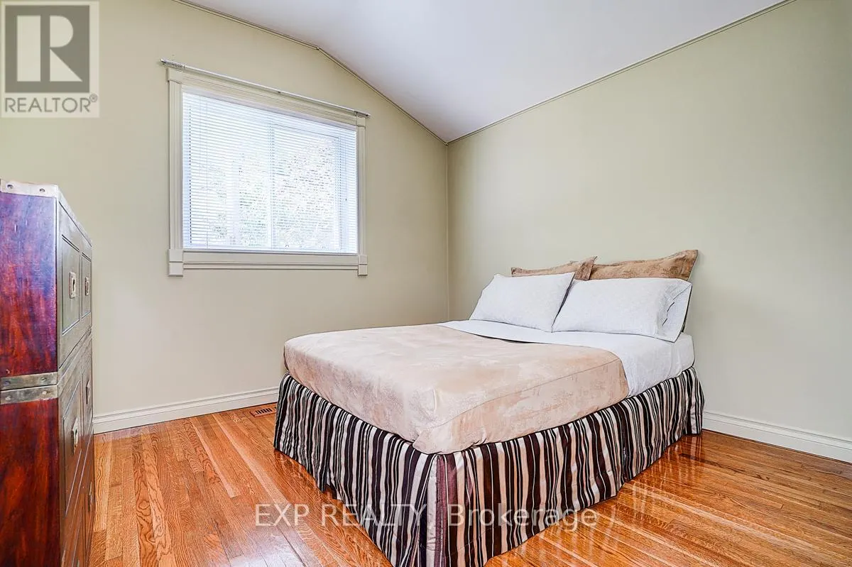 62 KEMPSELL CRESCENT