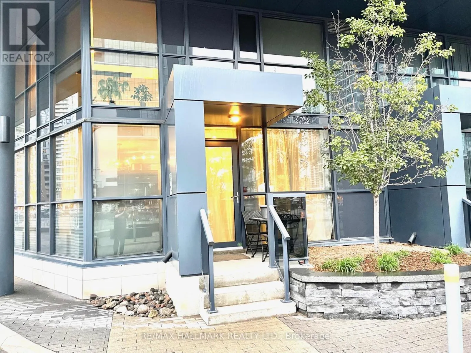 103 - 352 FRONT STREET W