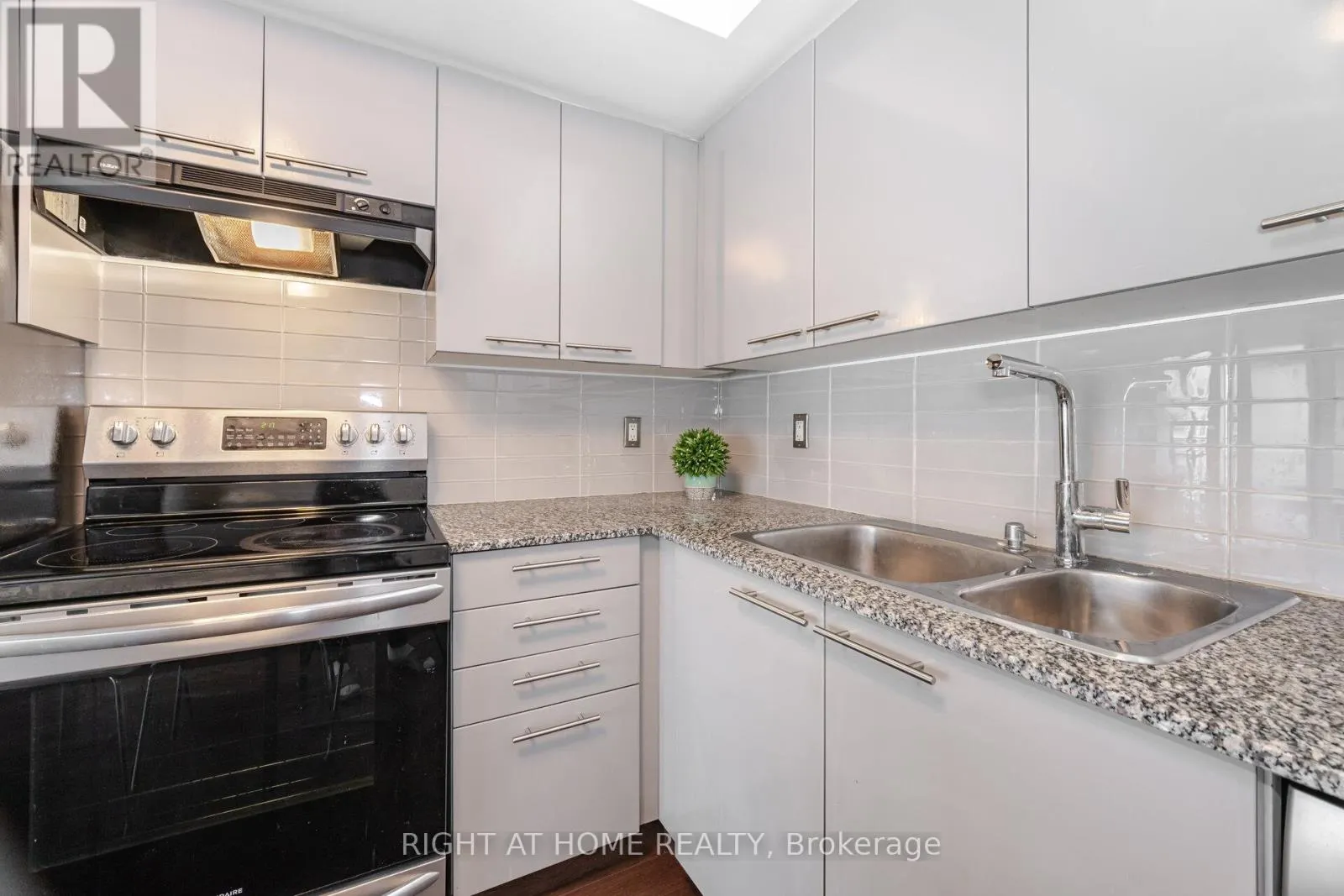 605 - 22 WELLESLEY STREET E