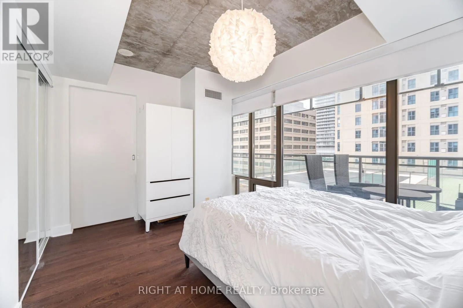 605 - 22 WELLESLEY STREET E
