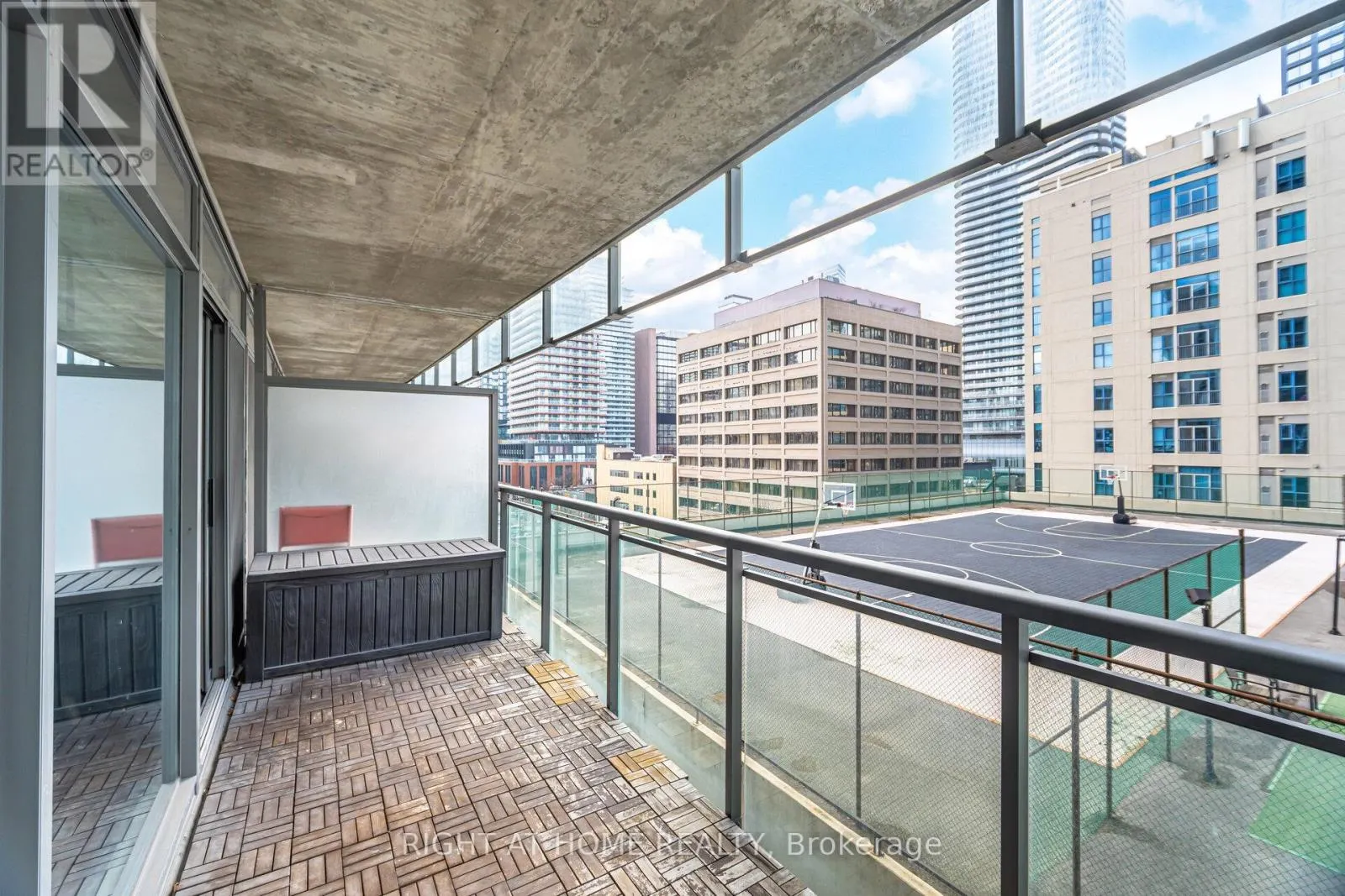 605 - 22 WELLESLEY STREET E