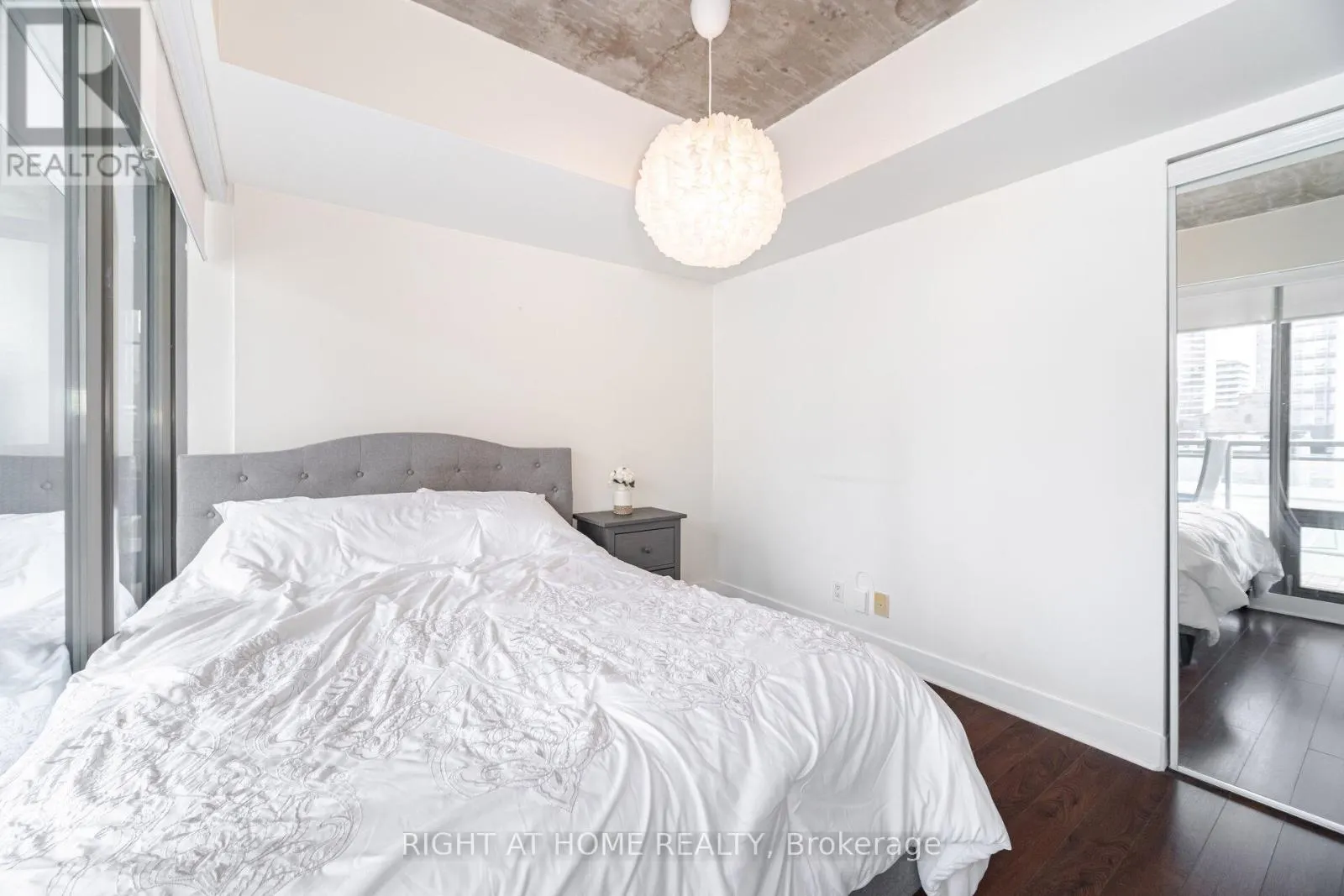 605 - 22 WELLESLEY STREET E