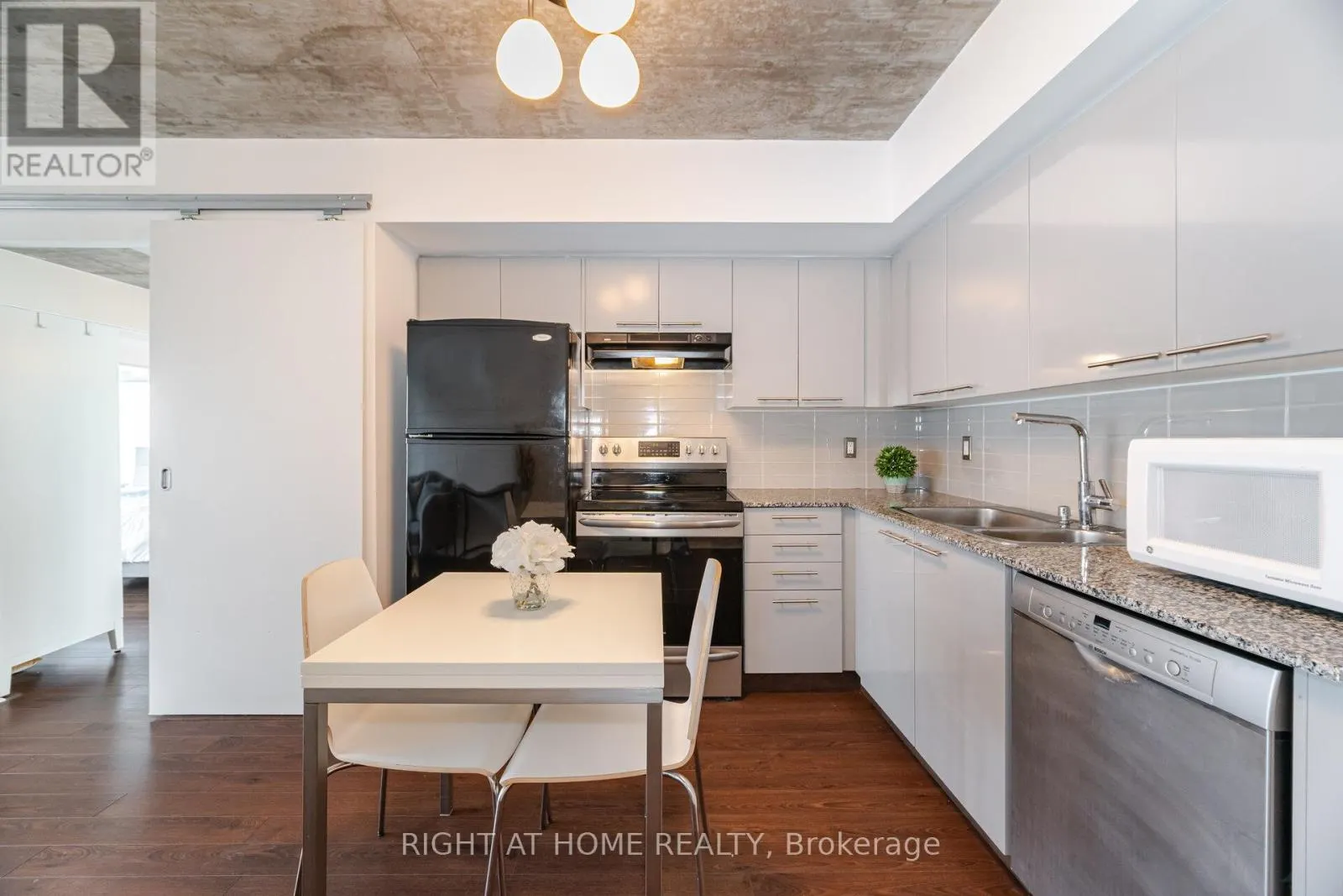 605 - 22 WELLESLEY STREET E