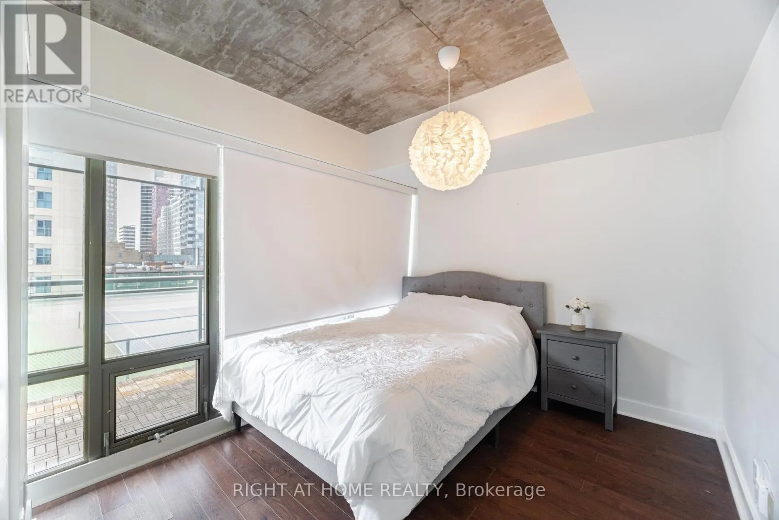605 - 22 WELLESLEY STREET E